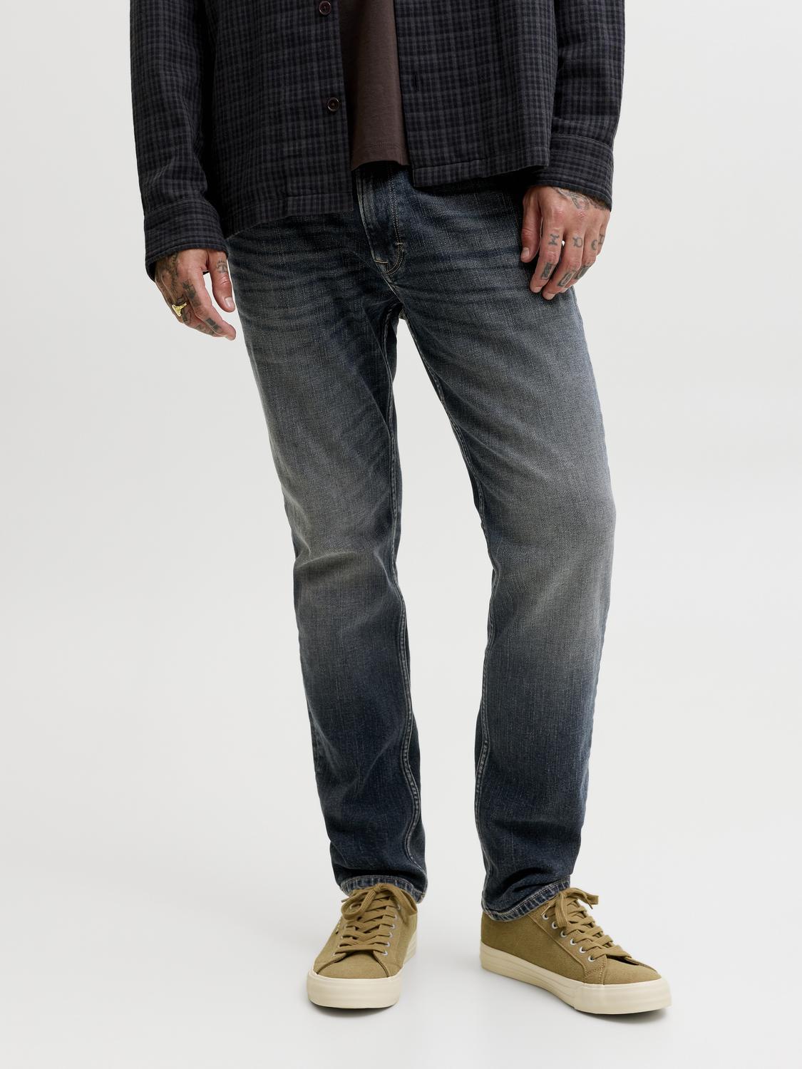 model_shot-front